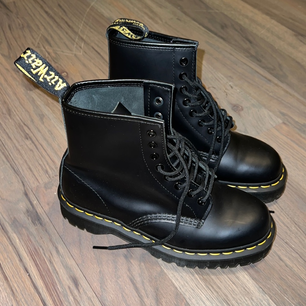 NWOT Doc Marten’s 1460 Smooth Leather Lace Up Combat Boots (Unisex)